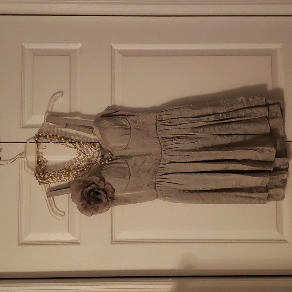 Formal dress - Picture 1 of 4